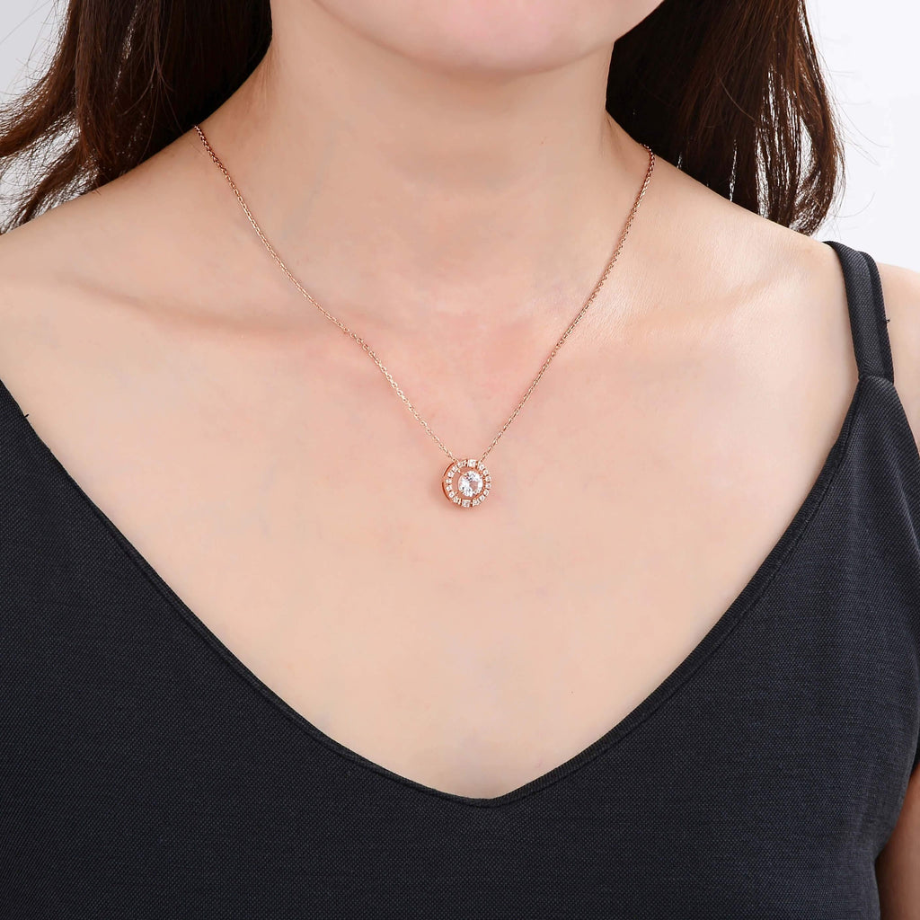 Signature Round Rose Gold White Topaz Necklace.
$ 50 & Under, White Topaz, White, Round, 925 Sterling Silver Ð Gold Plated Rose, Halo